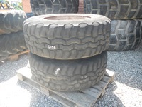 - - - 2 stk. brugte dæk på fælge - D156 - Hjul/larvefødder - Komplette hjul - 1