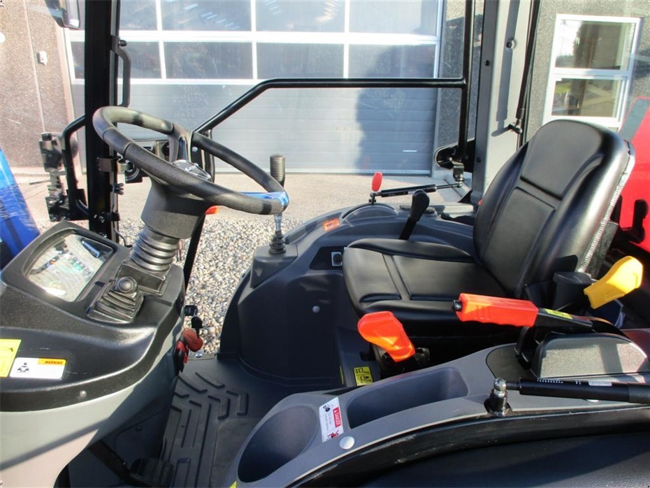 Solis 26 HST Med kabine, Turf hjul og frontlæsser. - Traktorer - Traktorer 4 wd - 5