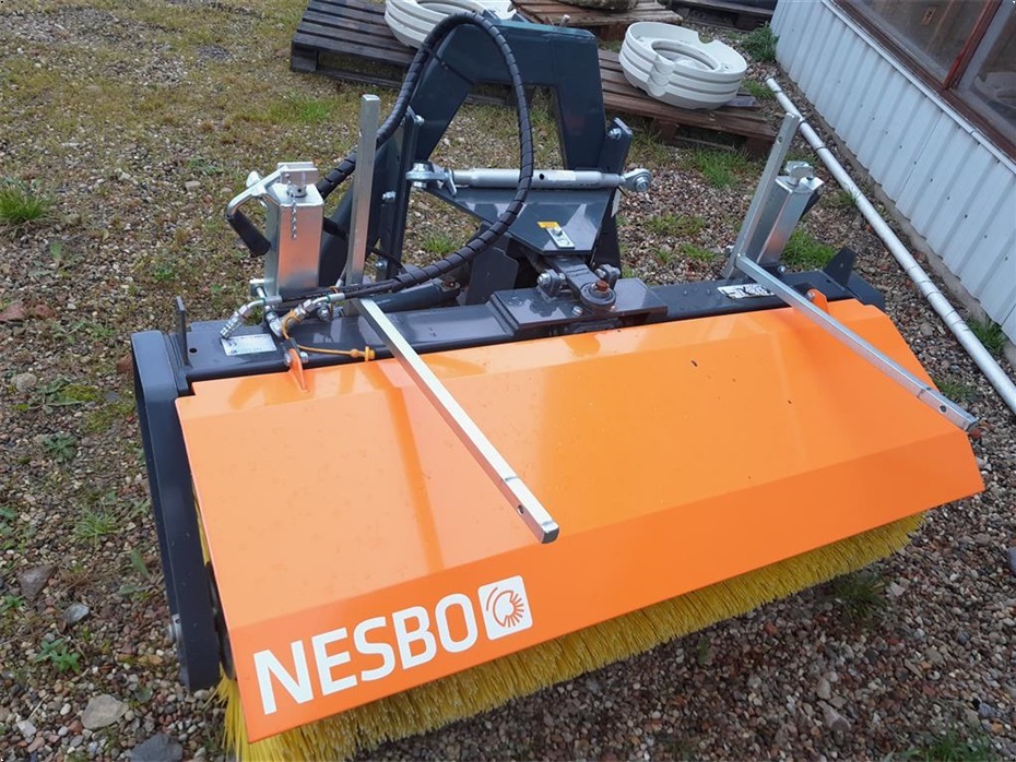 Nesbo FM1600 - Traktormonteret koste/fejemaskiner - Frontophængt - 1