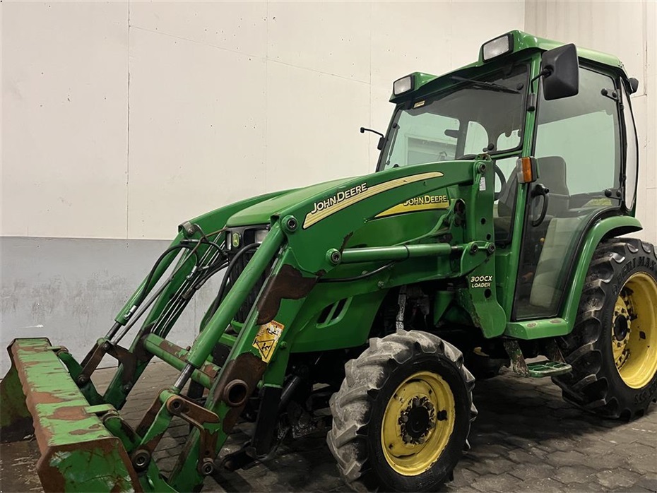 John Deere 3520 Med læsser og frontlift - Traktorer - Traktorer 4 wd - 2