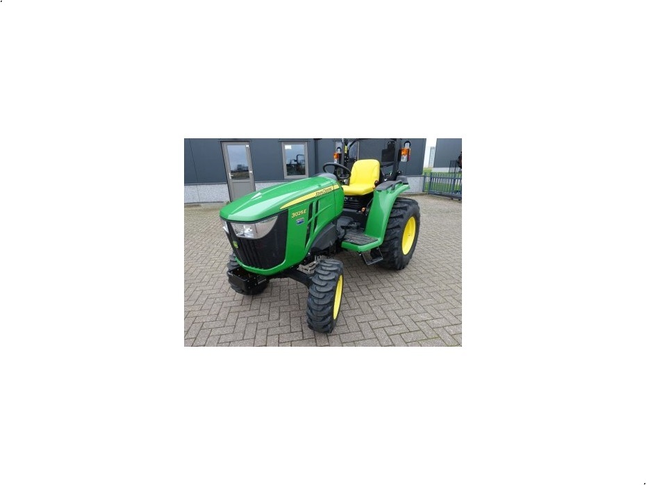 John Deere 3025E 4wd HST / 0002 Draaiuren / Brede Industriebanden - Traktorer - Traktorer 2 wd - 4