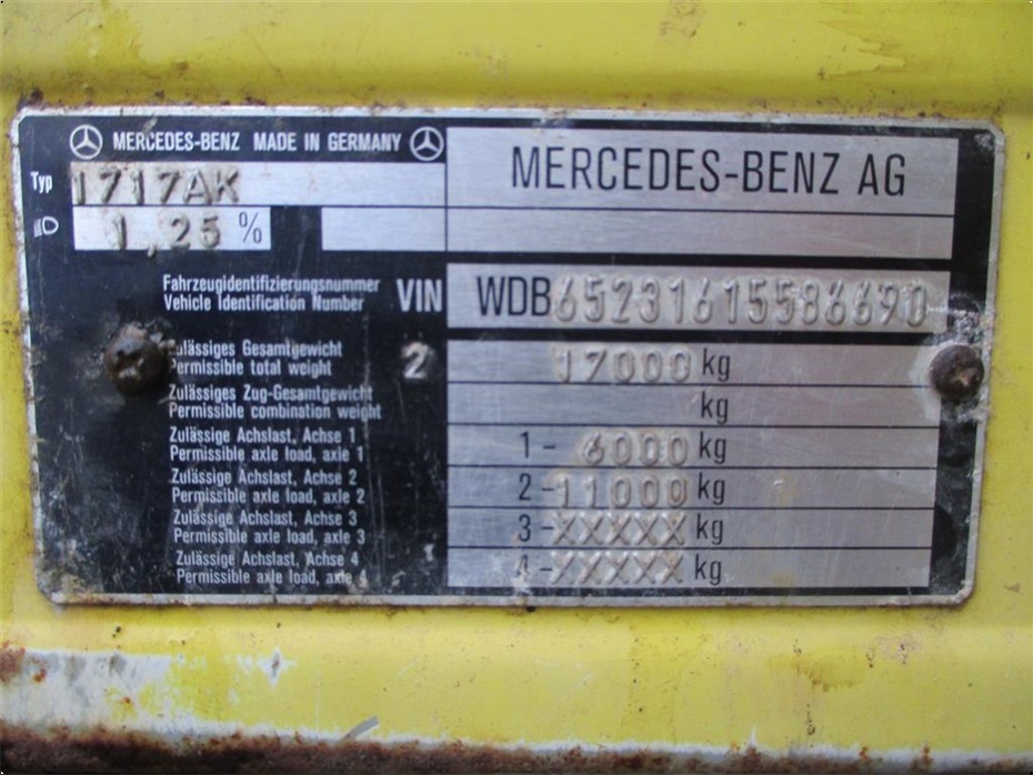 Mercedes 1717 med 4WD, differentialespærre og kran - Lastbiler - Fast kasse - 4