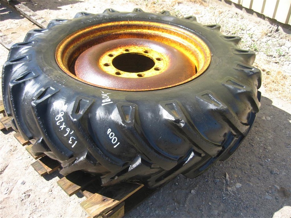 Bridgestone 13.6x28 dæk på 8 huls fælg - Traktor tilbehør - Komplette hjul - 1